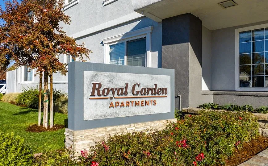 Royal Gardens — Photo 1