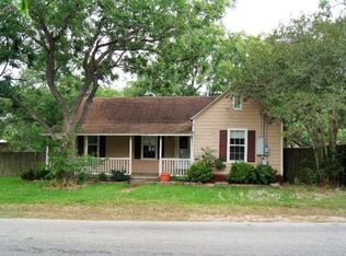 206 Pat Cleburne St, Yoakum, TX 77995