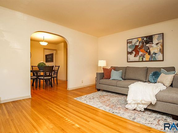 5th image of 200 W 21st St