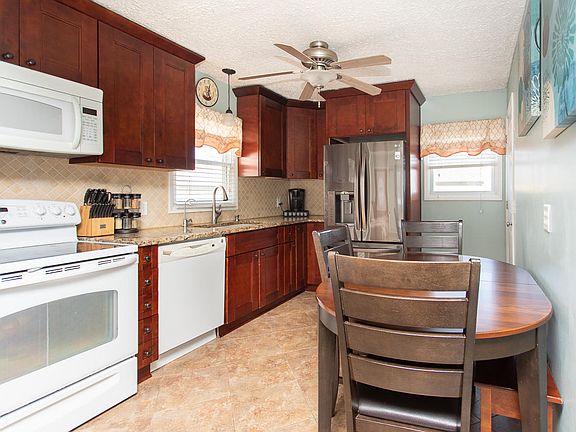 5th image of 1111 Ash St