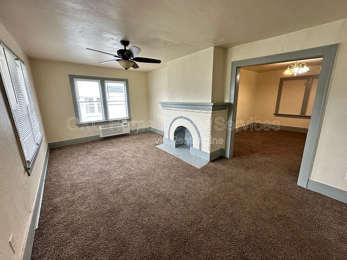 Building Photo - 2114 Glen Ellyn St