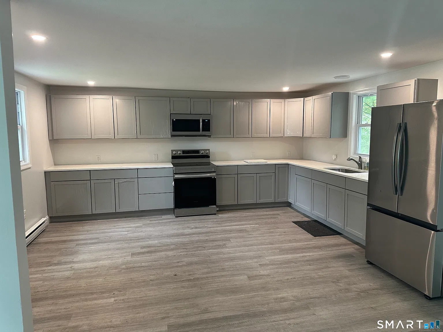 3 bed, 1.0 bath, 1274 sqft, $2,600 — Photo 2