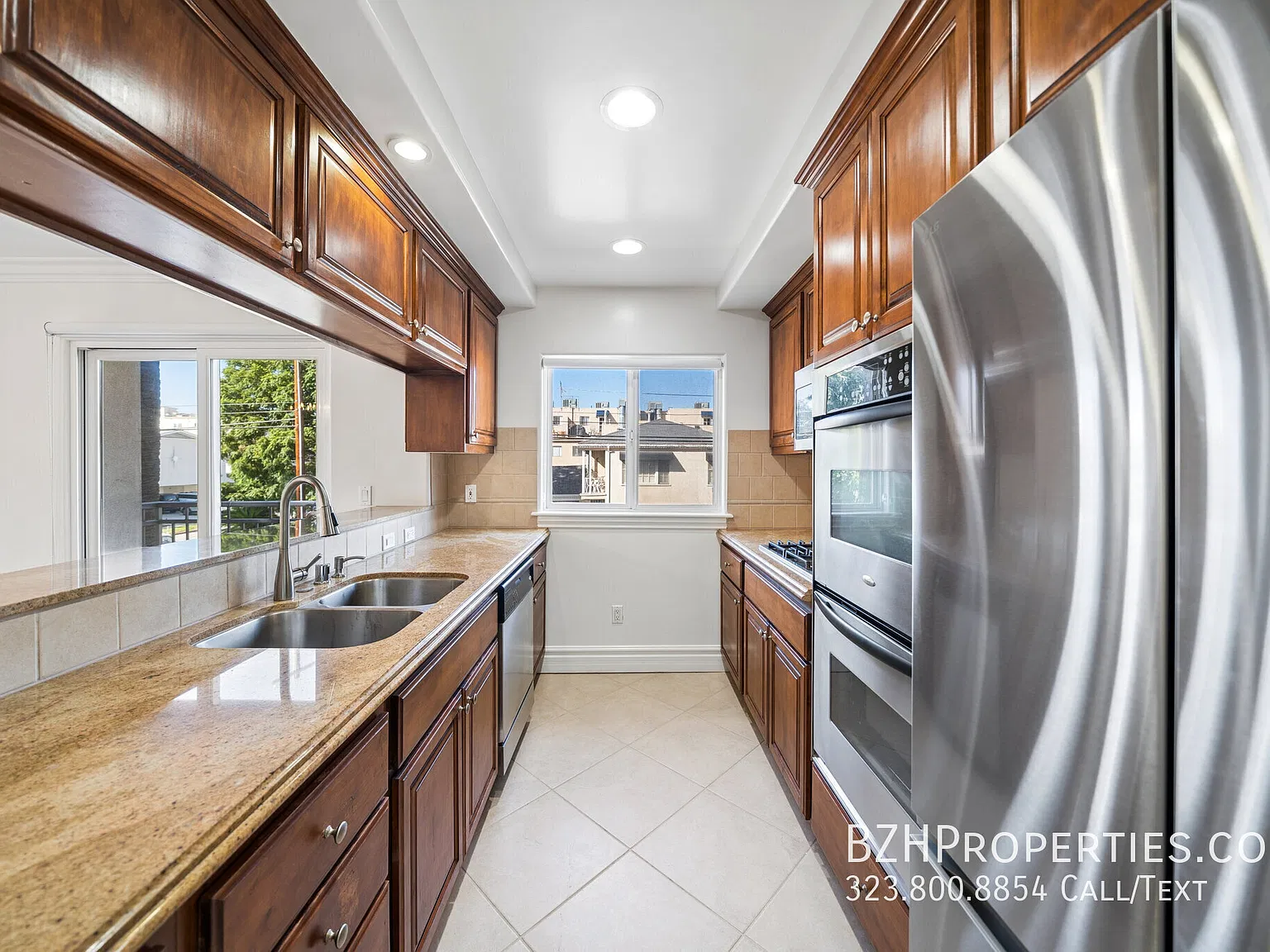 2 Bed + 2.5 Bath in Pico-Robertson with In-Unit Laundry & Tandem Parking — Photo 4