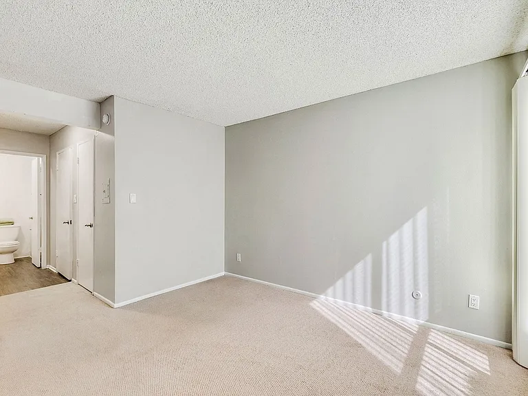 5830 Reseda Boulevard — Photo 49