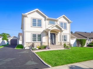 137 Pollok Pl, Hicksville, NY 11801