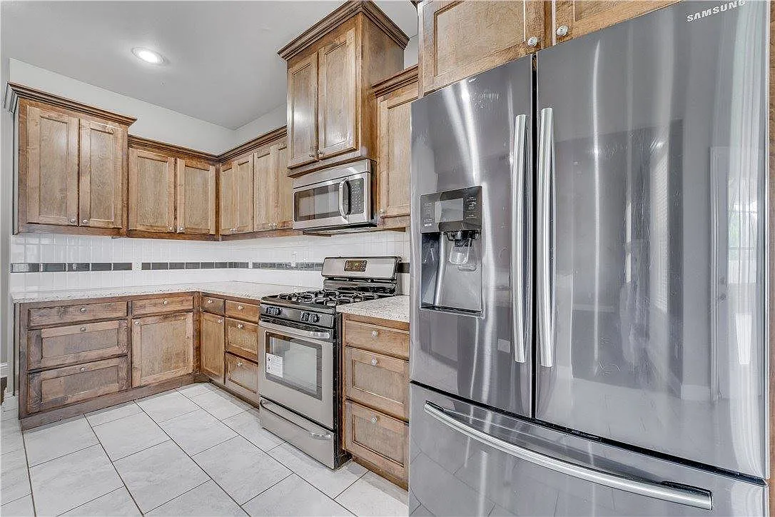 4 bed, 2410 sqft, $2,650 — Photo 4