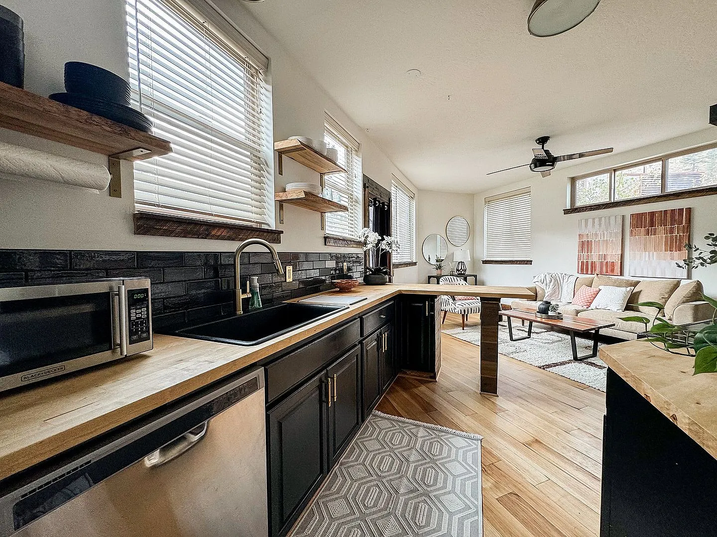 Modern 1 Bedroom, 1 Bathroom Home in East Missoula Fully Furnished! — Photo 2