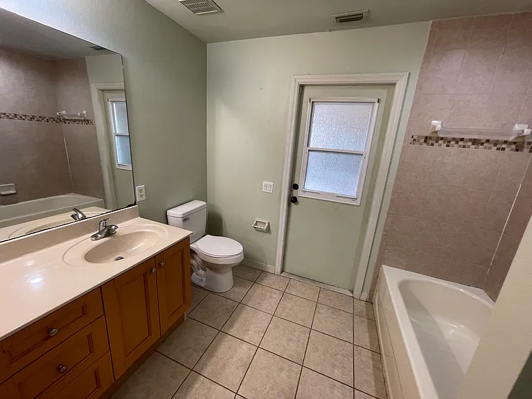 1637 NW 6th Pl — Photo 21
