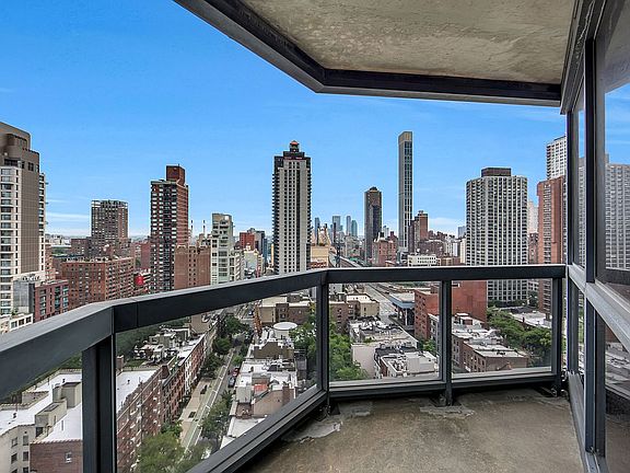4th image of 200 E 61st St APT 21F