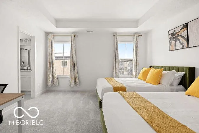 3 bed, 4.0 bath, 2240 sqft, $3,800 — Photo 4