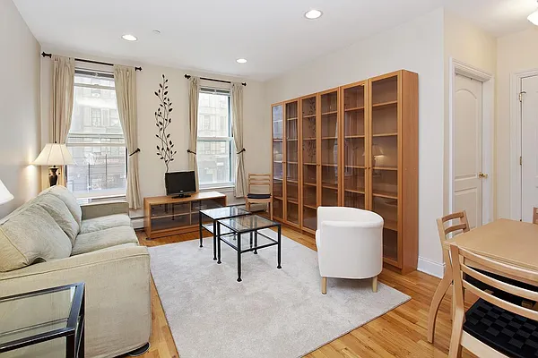 Rented by Raz Realty | media 8