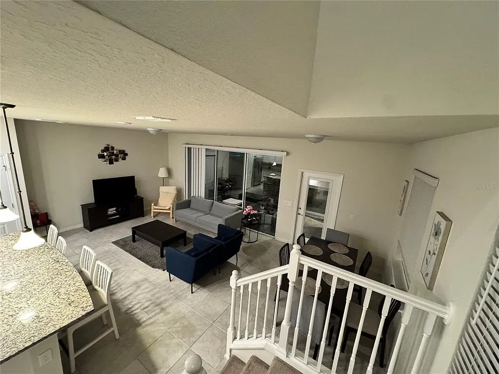 5 bed, 4.5 bath, 2281 sqft, $3,000 — Photo 4