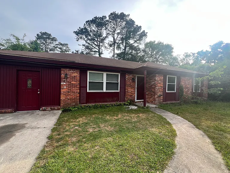 17 Greenbriar Dr — Photo 1