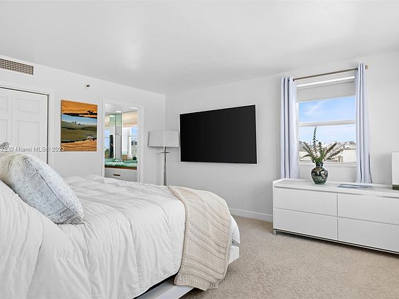 4th image of 834 Ocean Dr #501