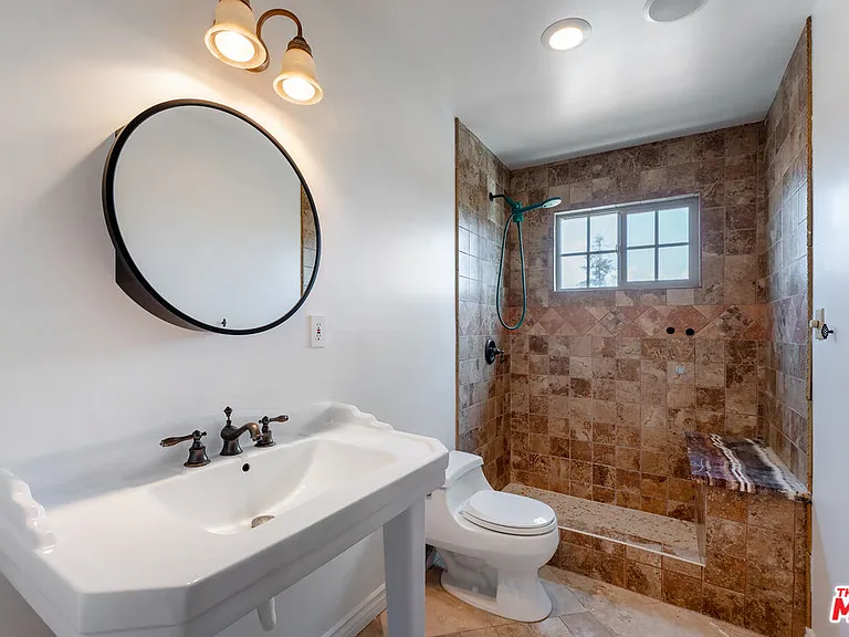 1652 Talmadge St — Photo 19