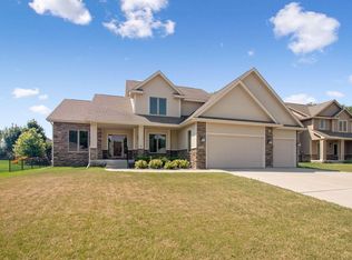 8828 Wooded Point Dr, Johnston, IA 50131