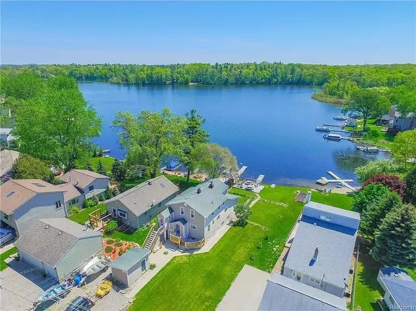 1349 Beach Dr, Lake Orion, MI 48360