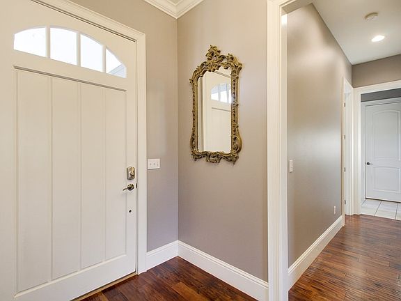 2nd image of 1077 SE Crestlane Dr