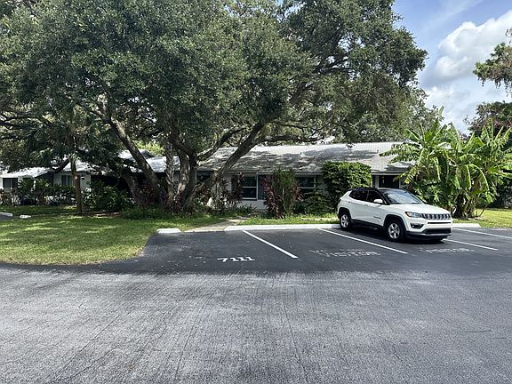 3rd image of 7111 Parkside Villas Dr N