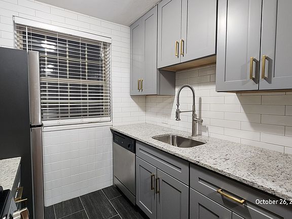 3rd image of 6304-6306 Bancroft Ave #1B-1Ba-900Sqft