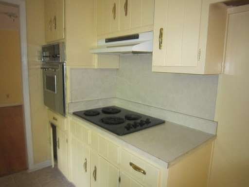 4th image of 5657 Macedin Dr