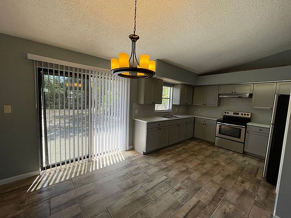 3rd image of 2557 E Dorchester Dr