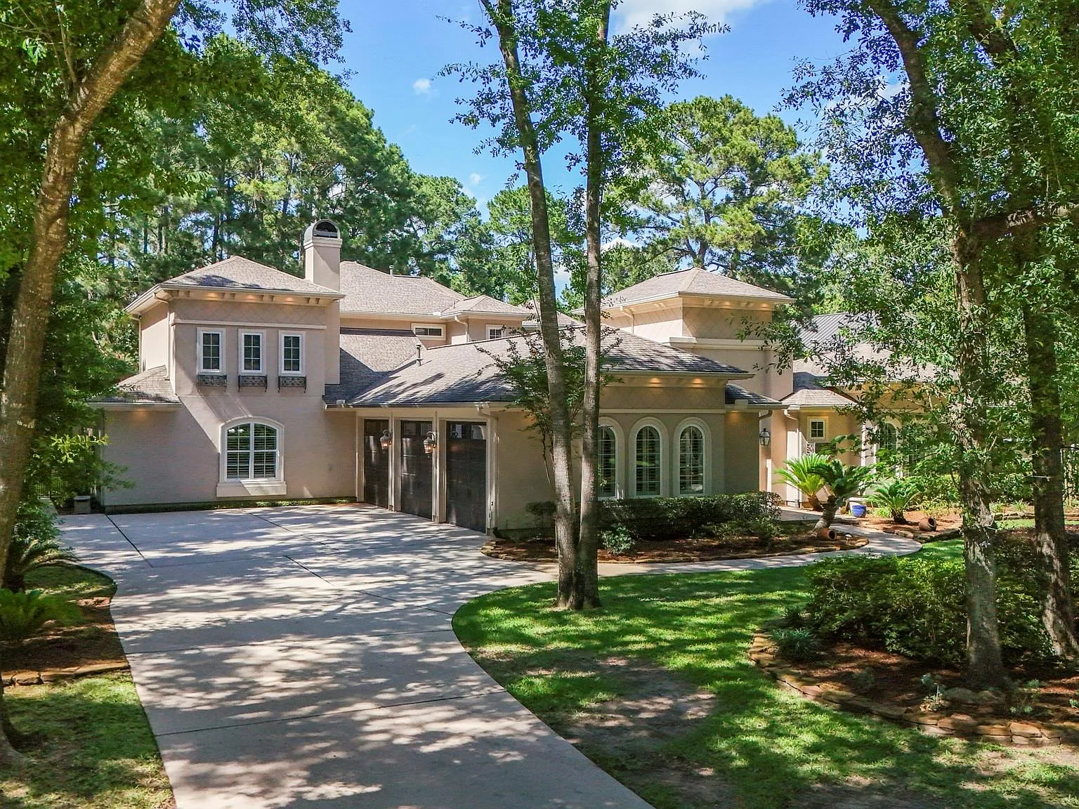 5 bed, 5.5 bath, 5833 sqft, $6,500 — Photo 2