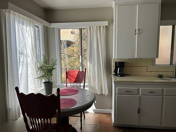 5th image of 302 W Burnett St