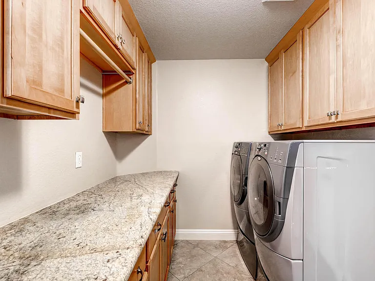 2353 W Detroit Pl — Photo 15