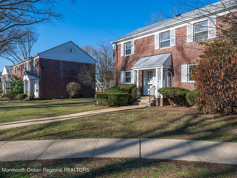 19 Manor Dr — Photo 2