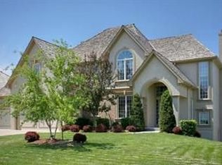 8008 Park Ridge Dr, Parkville, MO 64152