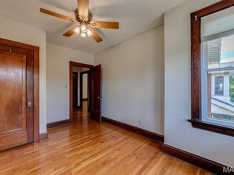 5058 Winona Ave — Photo 33