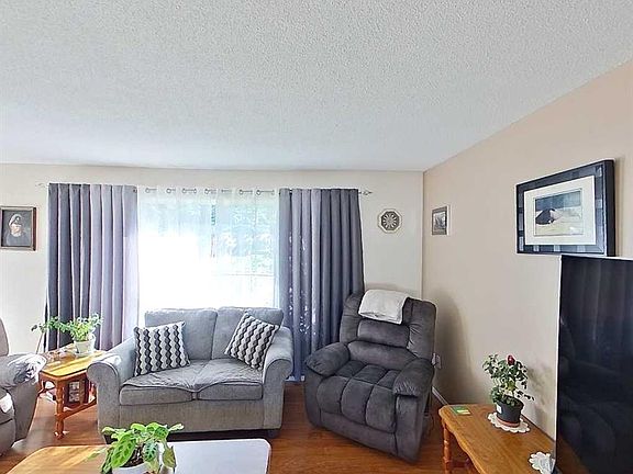 3rd image of 28 W Centennial Cres
