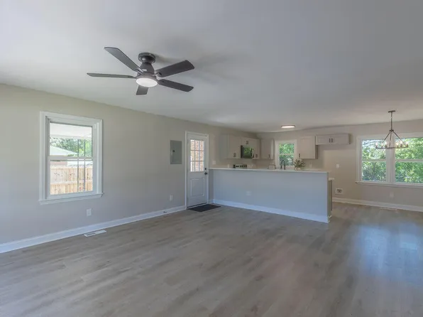 2044 Buckhorn Rd, Fayetteville, NC 28304