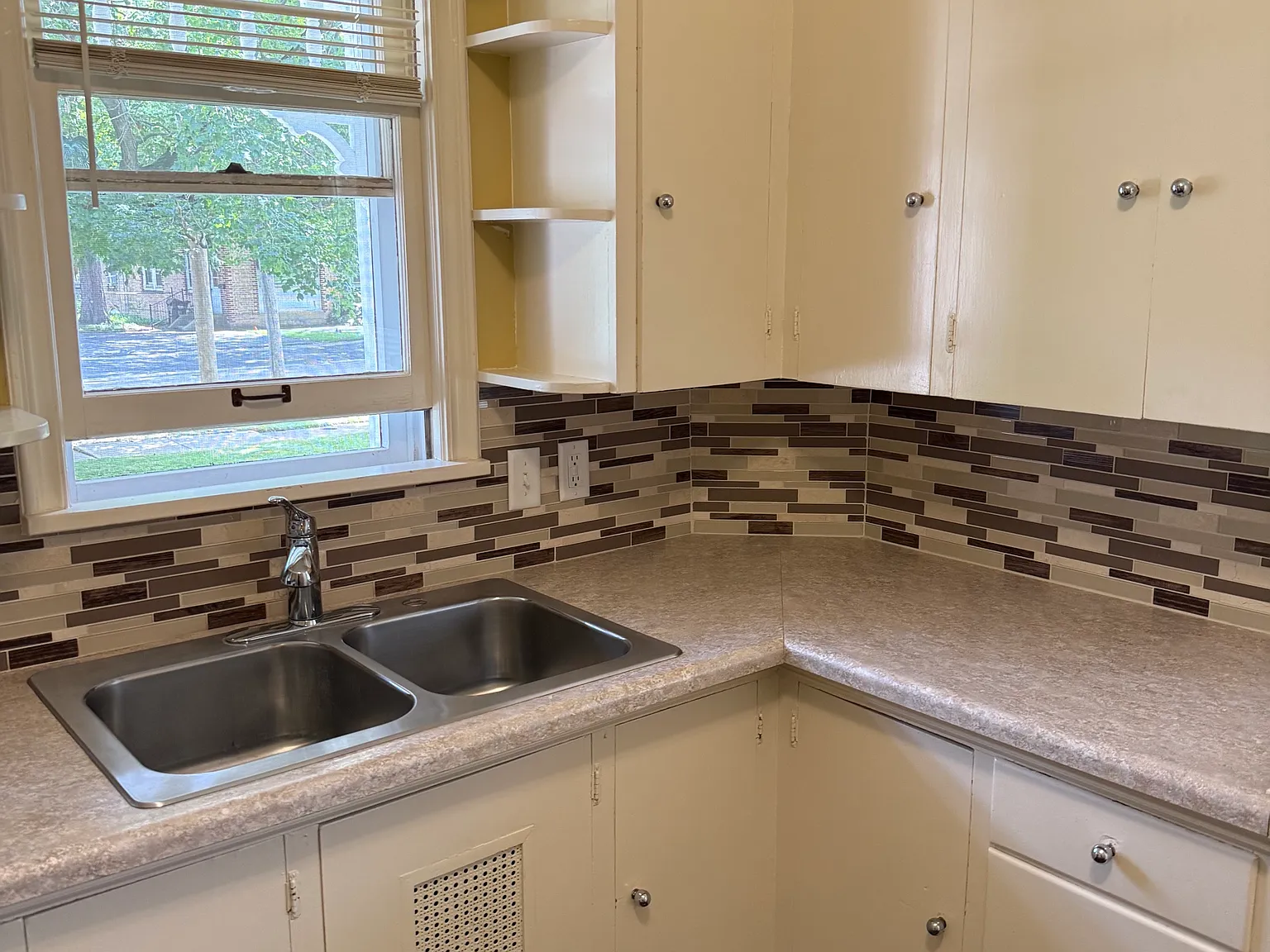 1 bed, 900 sqft, $1,350 — Photo 2