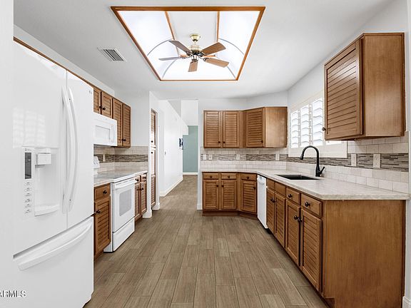 4th image of 324 W CARMEN Street