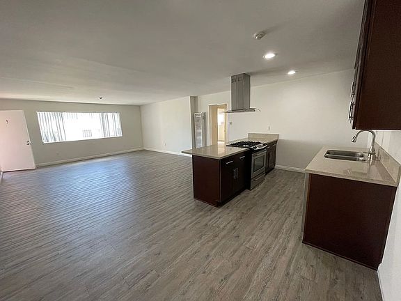 3rd image of 2320 Vanderbilt Ln APT 14