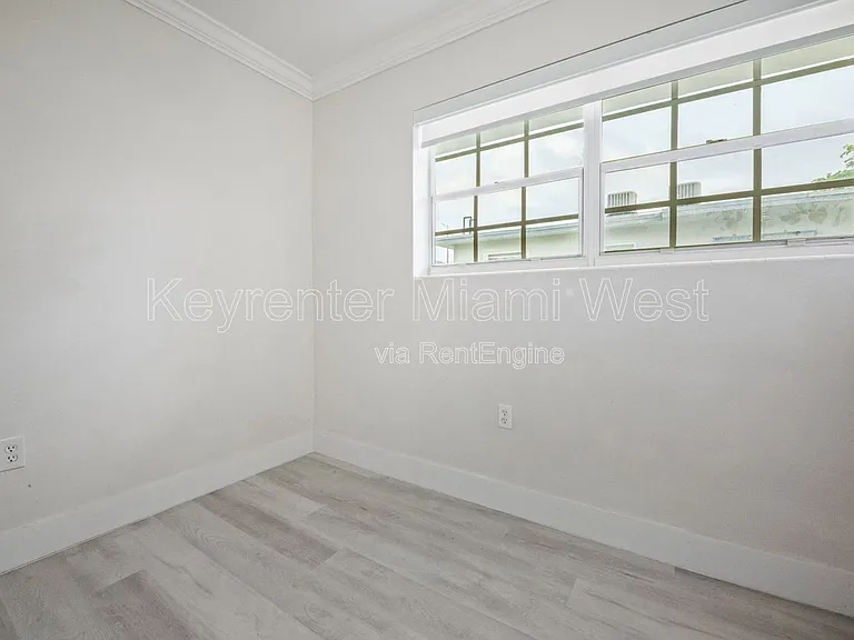 219 NW 10th Ave #4 — Photo 11