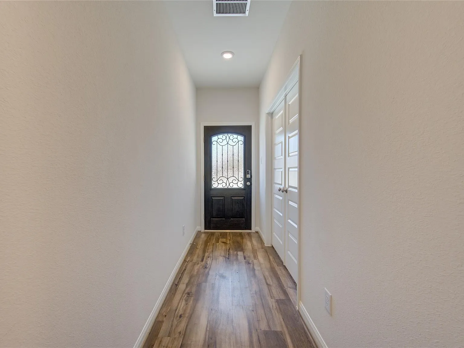 4 bed, 2.5 bath, 2761 sqft, $2,550 — Photo 2