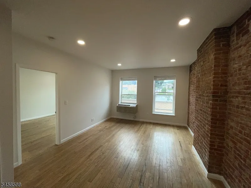6-16 E Blackwell St #3H