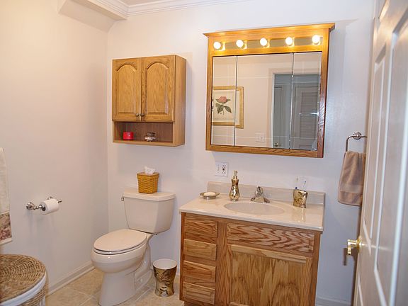 Spacious hallway bath!