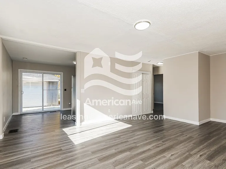 1824508_003_wm_-_living_room_13321250.jpg