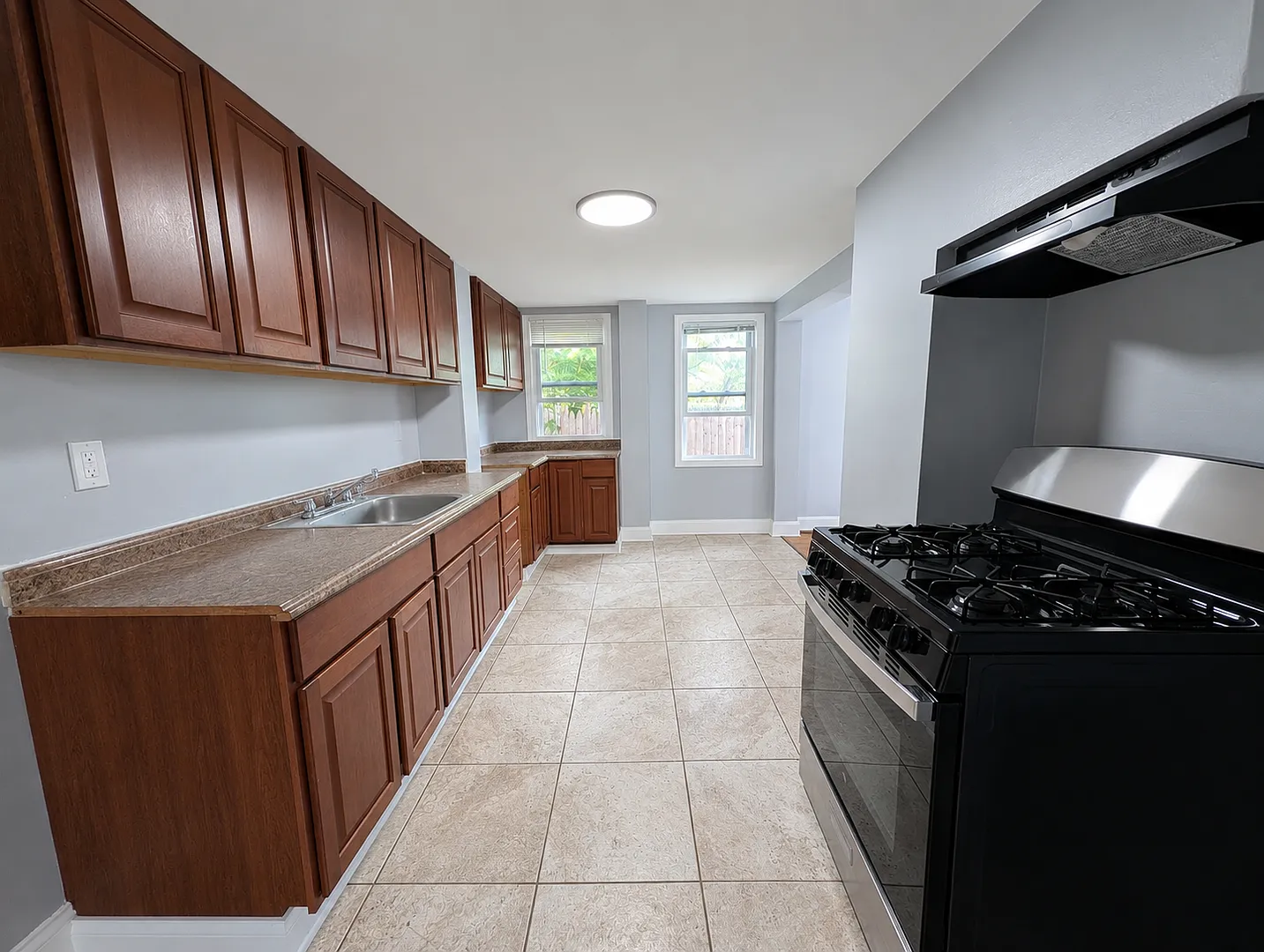 Beautiful 4 Bedroom 1 Bathroom Single Family House for Rent in Asbury Park! — Photo 3
