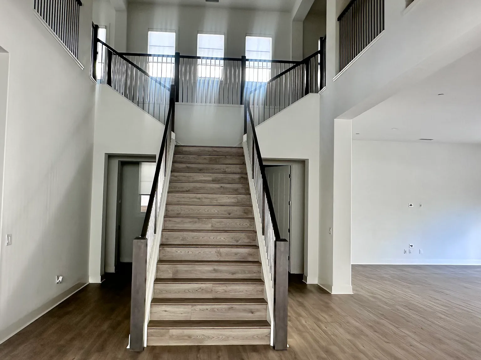 5 bed, 5709 sqft, $15,000 — Photo 2