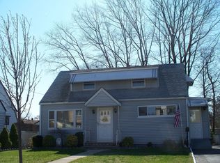 4 Knollwood Dr, Totowa, NJ 07512