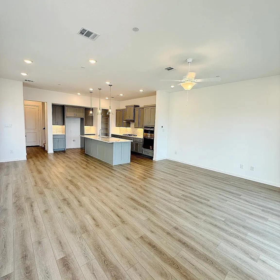 3 bed, 2115 sqft, $3,000 — Photo 3