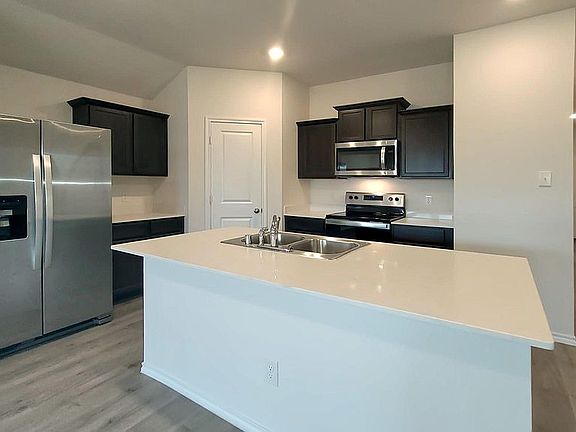 4th image of 2918 Jasmine Dr