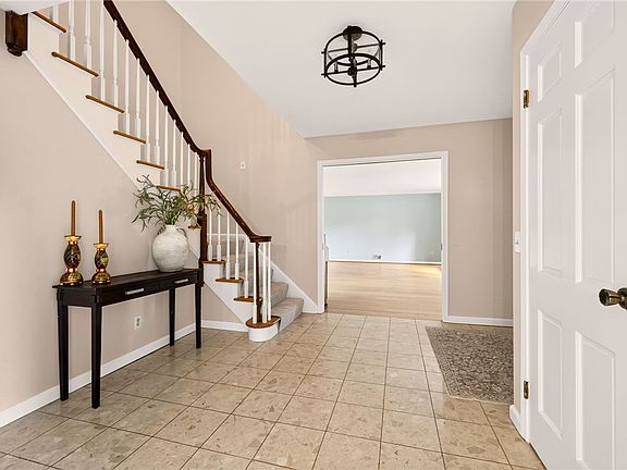 4th image of 14 Pin Hook Ln