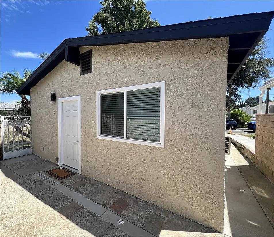 1 bed, 400 sqft, $1,800 — Photo 1