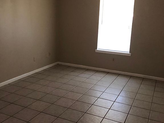 2nd image of 3328 Longleaf Cir